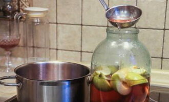 Pour the hot syrup into the jar of food. We close the workpiece with a lid and let it cool completely. A bright compote of apples and plums in a three-liter jar is ready. Send for storage! The drink can be kept in a cool room for about a year.