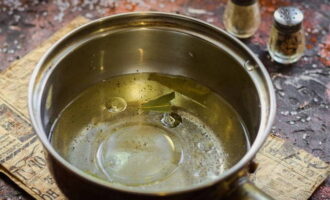 Separately, boil water with salt and sugar, then add spices, vegetable oil and vinegar.