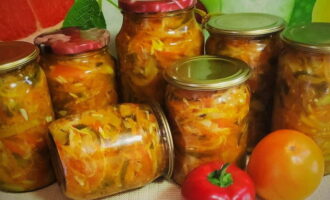 Salada pronta. Colocamos em potes, que limpamos e esterilizamos previamente. Enrole os recipientes com tampas. É necessário que os potes de salada esfriem de cabeça para baixo, sob um cobertor quente. Então eles devem ser armazenados na adega.