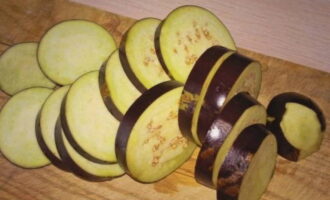 Cut the eggplants into thin slices.