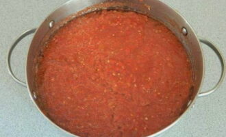 Grind tomatoes, chili peppers and garlic through a meat grinder or grind in a blender.Afterwards, add the mixture with sugar, vinegar and oil. Bring to a boil.