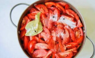 Place the tomato slices into the pan. Sprinkle them with salt and add black peppercorns and bay leaves.