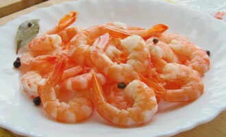 Appetizing boiled shrimp are ready. You can serve it or use it in further preparations!