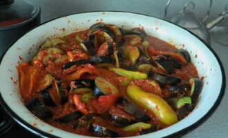 Place eggplants and bell peppers into the hot mixture. Simmer the treat over low heat for about 15 minutes.