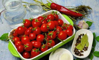 To prepare pickled cherry tomatoes for the winter, wash the fruits, remove the stems and dry them.