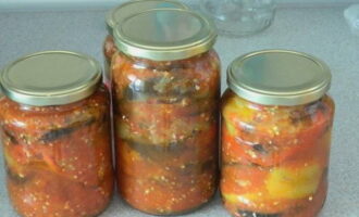 Pour hot Georgian eggplants into sterilized jars. Cover the containers with sterilized lids and leave until completely cool.