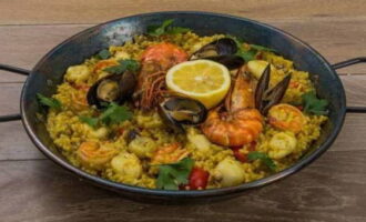 Decorate the finished paella with herbs, mussels and lemon slices. Done, ready to serve!