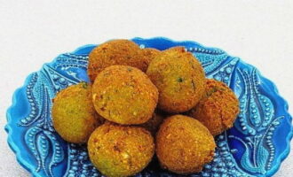 Fry the product in a large amount of boiling oil until brightly colored.Done, hot falafel can be served.