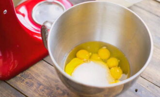 How to make sponge cake at home? Break the eggs into a mixer bowl, add sugar and beat the ingredients. The mass should increase three times and become light.