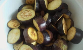 How to make a delicious sautéed eggplant? Wash and lightly dry the eggplants using paper napkins or a towel, first cut them into slices about 0.5 cm thick, and then each slice will need to be divided into two more halves. Sprinkle with a little salt and let sit for about half an hour to get rid of the bitterness. 