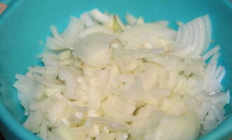 Cut the peeled carrots into thin slices, first dividing them in half lengthwise, the onion should be cut into even and beautiful half rings, and the bell pepper into large pieces.