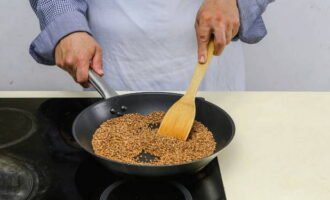 Panaskan kuali, letakkan soba di atasnya dan goreng selama 4-5 minit. 