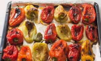 Agregue los tomates cortados en cubitos, revuelva y cocine a fuego lento durante unos 10 minutos. Cuando el plato esté casi listo, es necesario agregar las hierbas picadas y el ajo, tapar con una tapa y dejar que las verduras se llenen de los aromas de las hierbas y el ajo en unos minutos. Servir salteado con carne o pescado, caliente o frío. ¡Buen provecho!