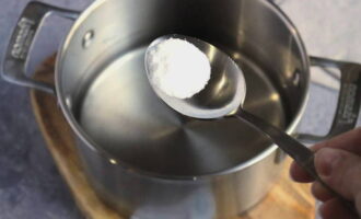 Pour water into the pan, add salt to taste.