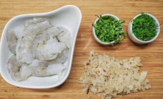 Finely chop the basil and dill, wash the shrimp and remove the intestinal vein, slightly cutting the shell. 