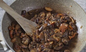 Next, add the mushrooms to the pan and continue frying until all the moisture has evaporated.