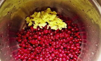 Place lingonberries, dry herbs and ginger root in a saucepan and place over medium heat.