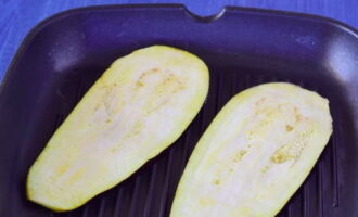 Fry the eggplants in a dry frying pan on both sides.