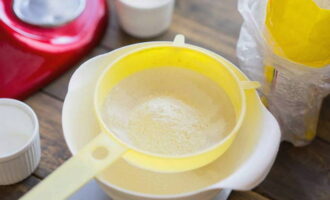 Sift the flour through a fine sieve. Add salt, baking powder and vanillin to it, mix.