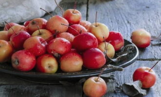 Bagaimana untuk membuat jem ranetki untuk musim sejuk? Susun dan basuh buah-buahan, jangan koyakkan ekor, tetapi tusuk setiap epal di beberapa tempat dengan lidi kayu.