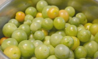 Como preparar tomates verdes salgados em potes para o inverno? Lavamos os tomates e retiramos os talos.