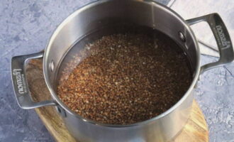 Pour the cereal into the pan and place on the stove. Bring water to a boil over high heat and skim off any foam from the surface.