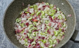 In a saucepan or frying pan with high sides, heat a mixture of olive and butter, fry the previously chopped products until characteristic transparency. 