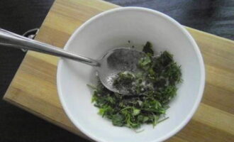 Finely chop the parsley and dill. Peel the garlic and pass through a press. Add herbs and garlic to the marinade, mix well.