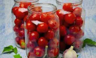 Then place the tomatoes in the jars.