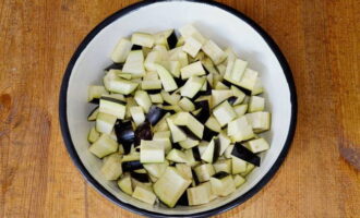 Como preparar berinjelas como cogumelos para o inverno? Corte os legumes lavados em cubos, adicione sal e deixe por 40 minutos, depois enxágue bem.