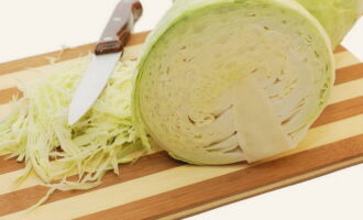 Come preparare l'insalata Kuban per l'inverno? Tritate finemente il cavolo cappuccio, mettetelo in una ciotola profonda, schiacciatelo leggermente, salatelo e lasciate che rilasci il suo succo.