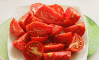 Togliamo il gambo dei pomodori e li tagliamo a fette di dimensioni tali che non perdano la forma nell'insalata. 