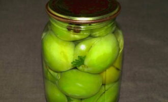 Coloca las preparaciones de tomate verde en frascos. Vierta agua hirviendo sobre ellos, tápelos y déjelos por 15 minutos. Pasado el tiempo especificado, escurre el agua de los tomates en el fregadero y vuelve a verter agua hirviendo sobre los tomates durante 20 minutos. De esta forma quitaremos el amargor a los tomates.