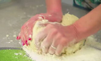 Then place the dough on a floured table and knead it with your hands for 10 minutes. Wrap the finished dough in cling film and put it in the refrigerator for half an hour.