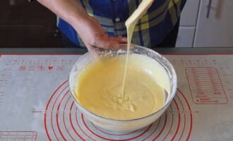 L'impasto dovrebbe avere la consistenza del latte condensato.