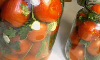 Pour the marinade into the jar with the tomatoes. Next, pour salt directly into the jar and add clean filtered water.