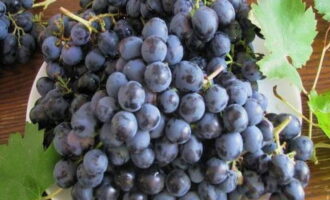 ¿Cómo hacer mermelada de uva para el invierno? Retirar las uvas de las ramas y colocar en un cazo añadiendo un vaso de agua limpia. 