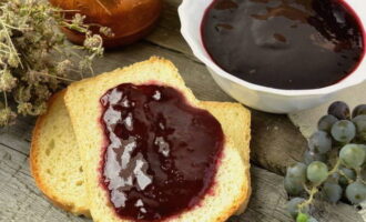 Mermelada de uva, caliente, verter en frascos y enrollar. Tras su completo enfriamiento, el producto se conserva refrigerado y es apto para su uso durante todo el año. 