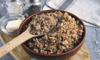 Then remove the pan from the heat, wrap it in something warm and let the buckwheat steep for another 15-20 minutes. Season the buckwheat porridge with butter and serve.