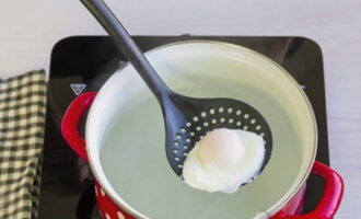 Boil the egg for 2.5 minutes. Then place the egg on a napkin to drain the water.