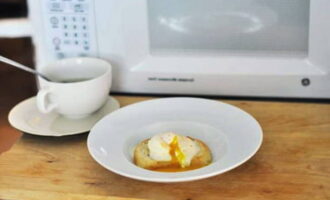 Cook the egg for a minute. If this is not enough time, return the egg to the microwave for another 20 seconds. Carefully remove the poached egg from the mug and enjoy a delicious breakfast.