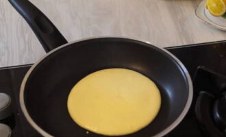 Panaskan kuali dan kecilkan api kepada sederhana. Kuali mesti mempunyai salutan tidak melekat. Letakkan doh dalam kuali dan bentukkan pancake bulat. Pancake dimasak agak perlahan, ia harus dibakar dengan baik. Terbalikkan penkek. apabila bahagian cecair mula menggelegak