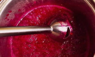 Grind the boiled lingonberries in a blender.