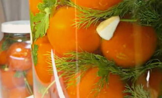 Close the jar with a nylon lid and refrigerate for 5-7 days. After this time, lightly salted tomatoes will be ready.