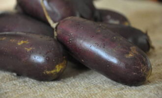 How to freeze eggplants in the freezer for the winter? Wash the eggplants and dry thoroughly with paper towels. 