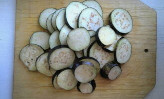 Cut vegetables into thin slices. 