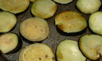 Fry the slices with a little oil until they get a nice golden crust on both sides. 