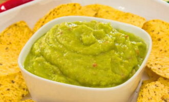 Để có được độ đặc đồng đều hơn, hãy xay nhuyễn guacamole trong máy xay. Dùng nước sốt với ngô hoặc khoai tây chiên.