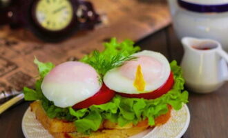 Poached eggs can be served for breakfast with any vegetables and cereals.