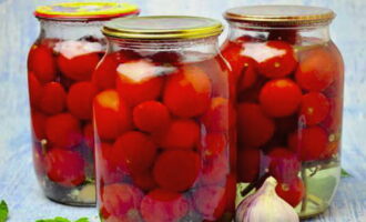 Pour a tablespoon of vinegar into each jar. Then pour in the boiling marinade and roll up the lids.Cool the rolls upside down, covering them with a blanket. Store pickled cherry tomatoes in a cool, dark place.